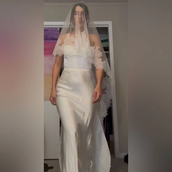 Wide Chantilly Lace bridal veil, 2-Tier Chantilly lace Drop Veil with Blusher - Picture 4 of 8